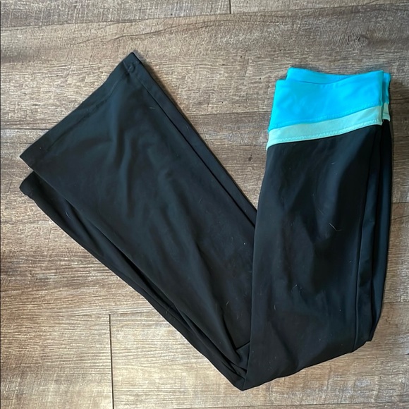 Victoria's Secret Pants - Victoria’s Secret sport flare fit regular length flared yoga pants leggings